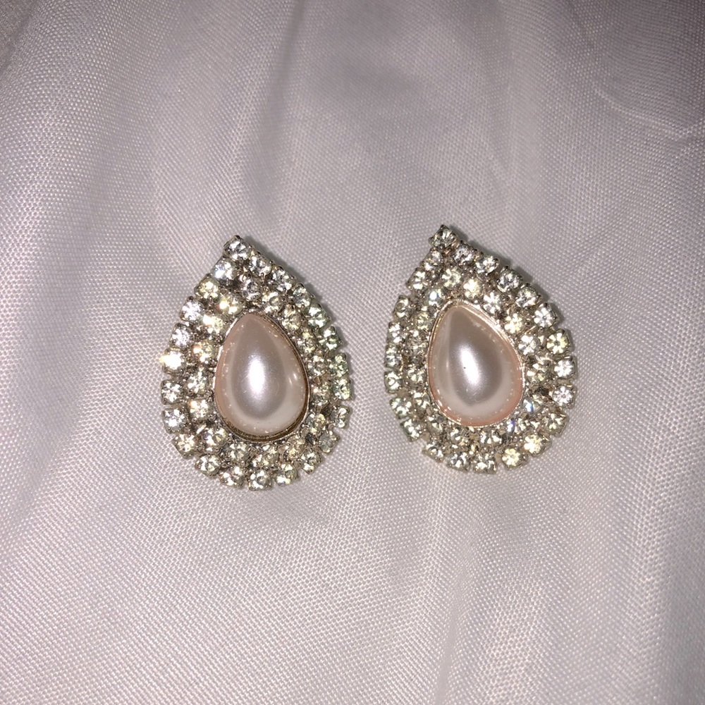Le Chateau Pearl Earrings 😍